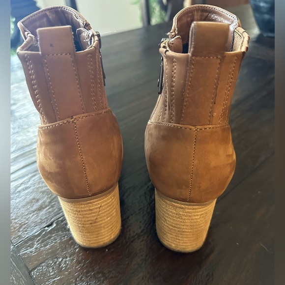 Blondo NOA waterproof suede boots. Color is camel suede. Size 10 - Picture 3 of 11